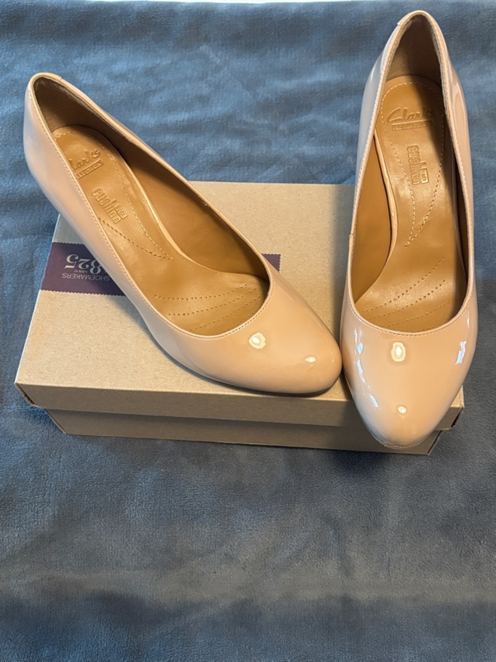 Clarks Women’s Beige Patent Leather Round-Toe Pumps